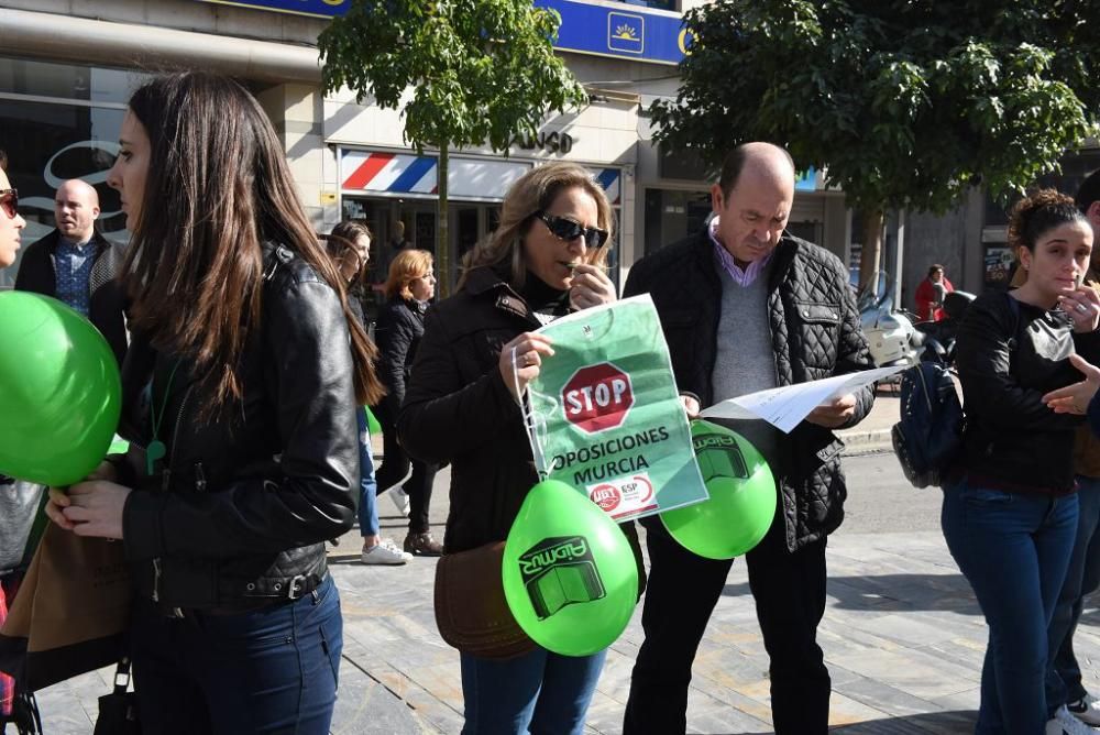 Los interinos de Educación protestan por las oposi