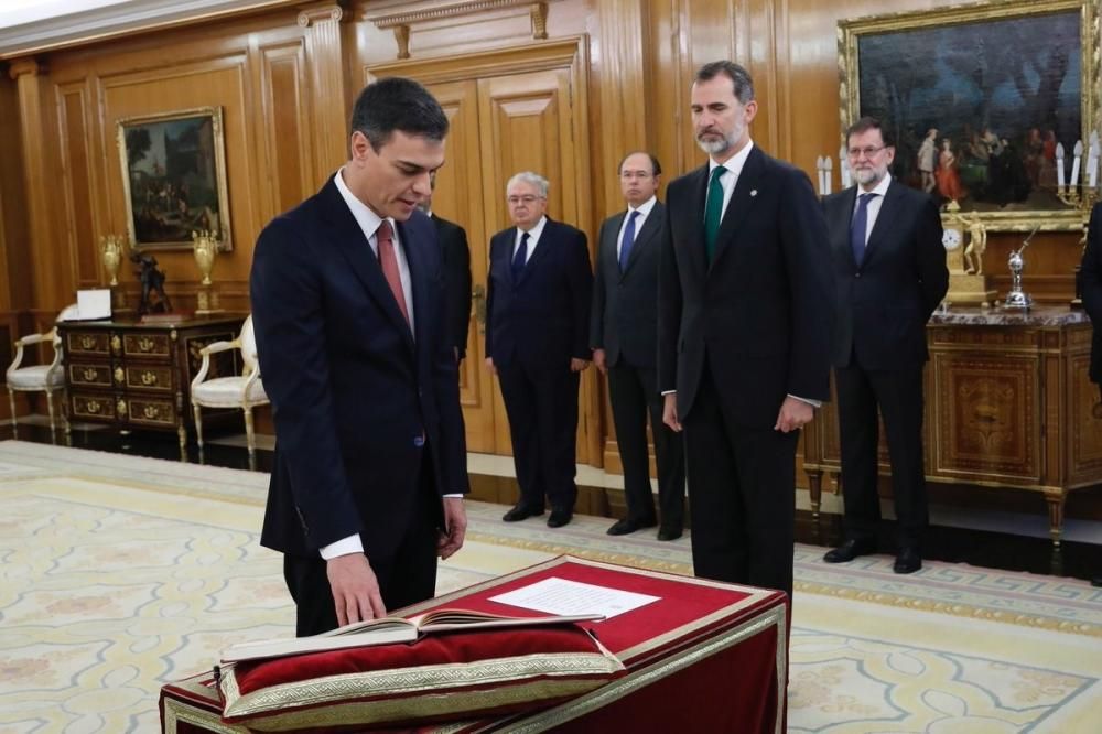 Pedro Sánchez promete ante el Rey su cargo como ...