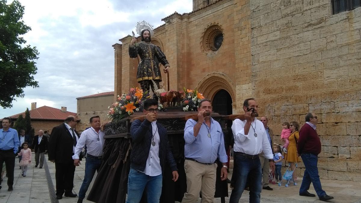 Agricultores de Toro portan a hombros la imagen de San Isidro en una procesión anterior