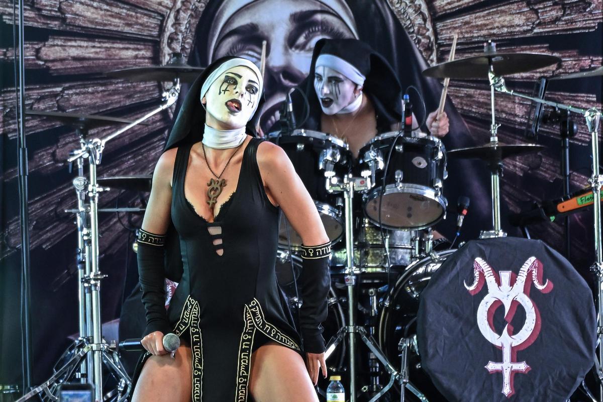 Dogma actúa en el festival Leyendas del Rock, en Villena, caracterizadas como “monjas” y con identidades ocultas