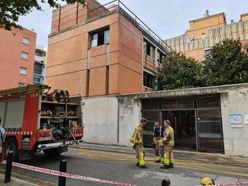 Tasques d'emergència a l'incendi del CAP de Salt