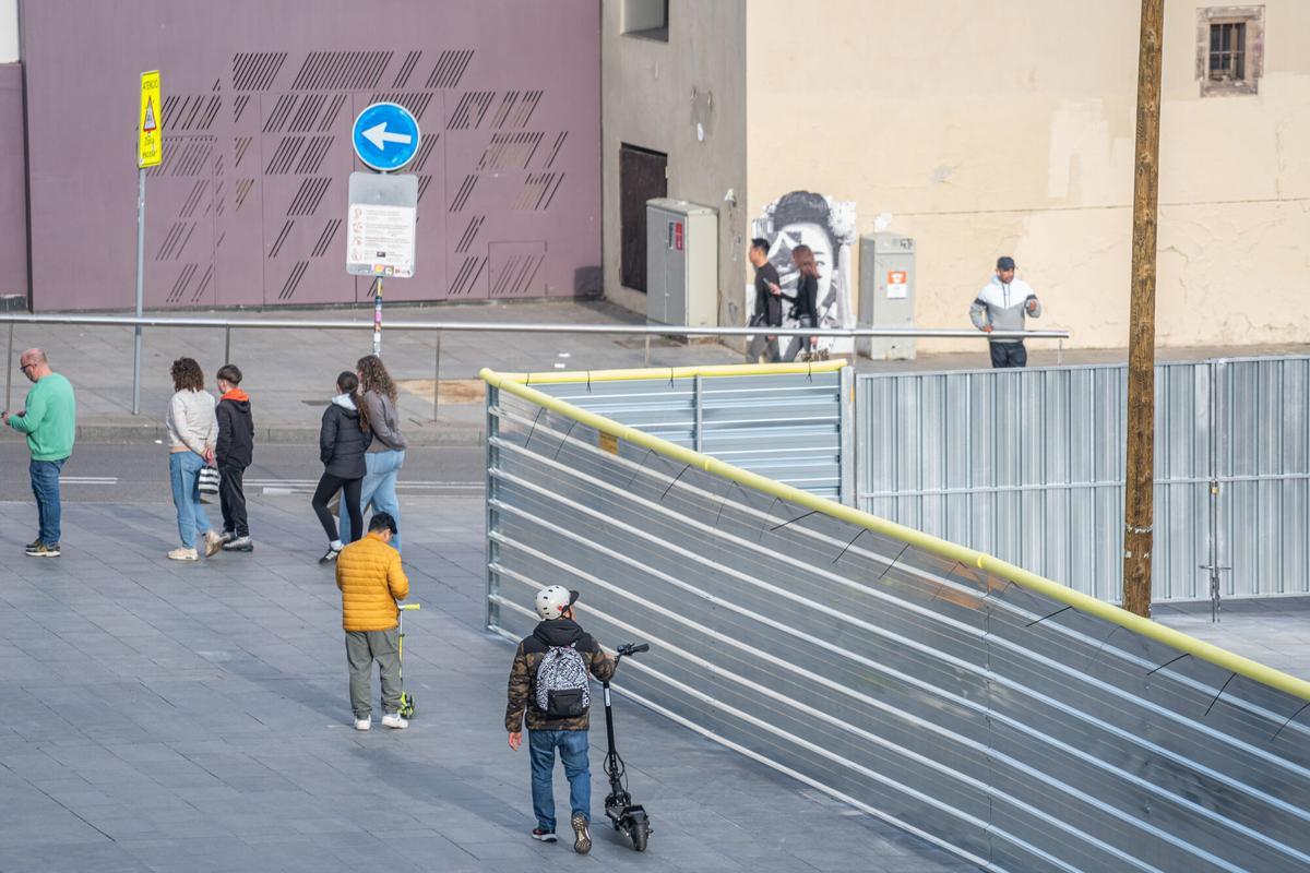 Empiezan las obras de ampliación del MACBA con la instalación de unas vallas metálicas que reducen el espacio para los vecinos y los skaters. 