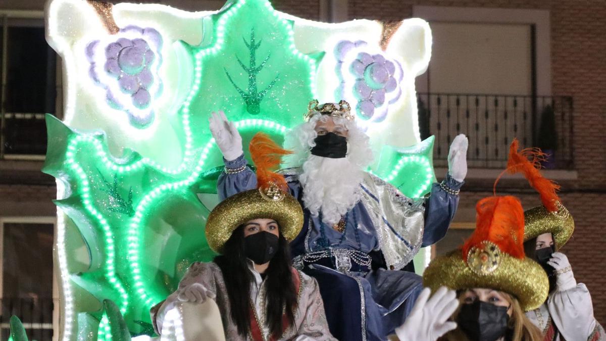 El rey Melchor saluda a los benaventanos desde su carroza.