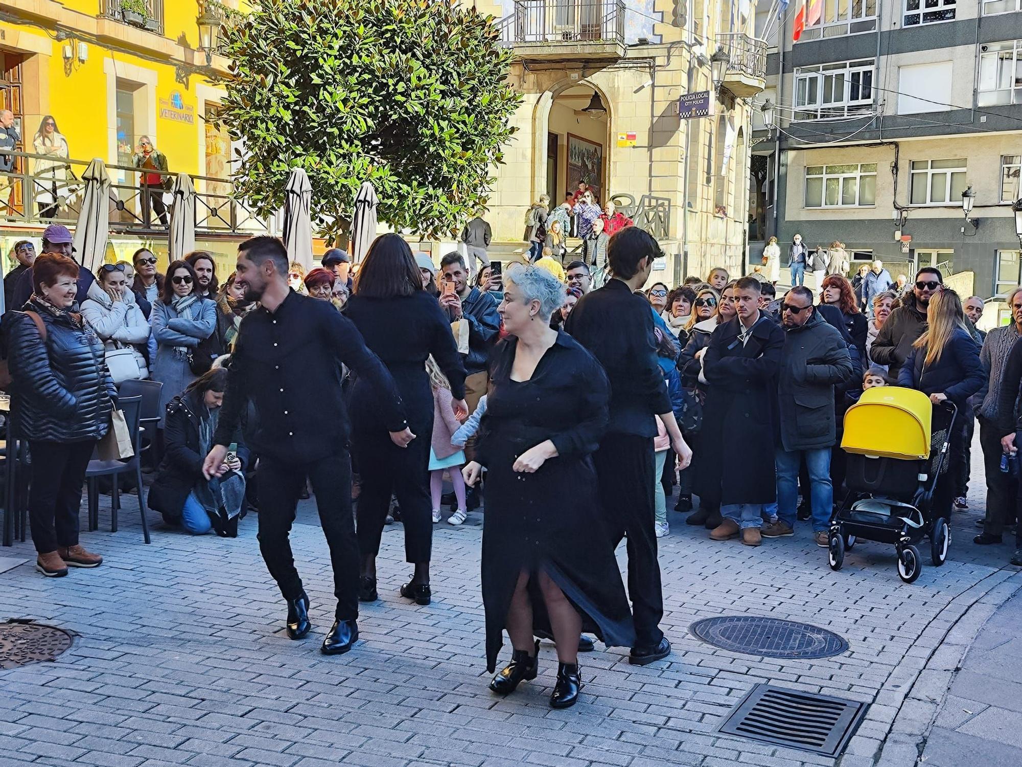 La "llamada a conceyu" del grupo San Félix llena Candás de música y baile