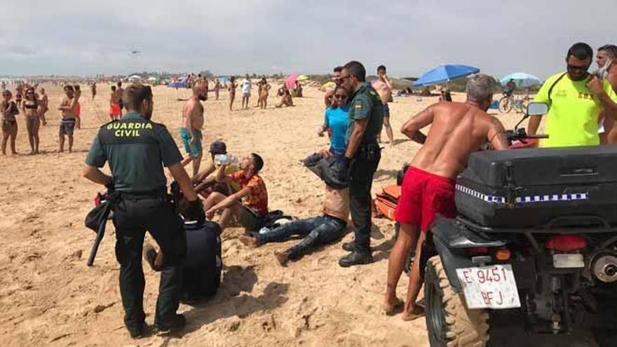 Una patera llega a una playa de Cádiz ante numerosos bañistas