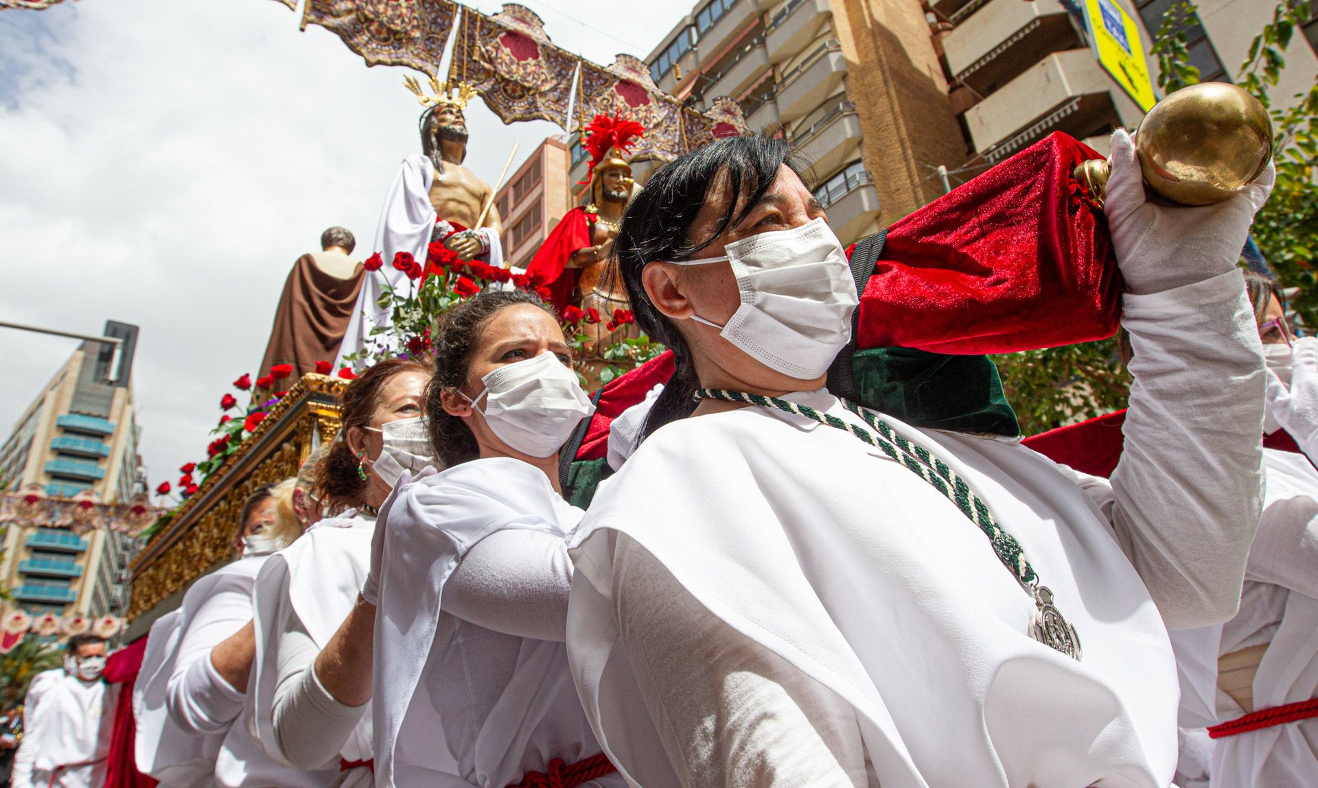 La procesión de la Sentencia recorre las calles en el Viernes Santo en Alicante