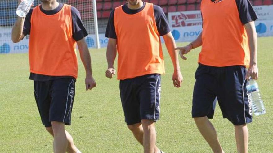 Adrián Quintairos, Pablo Pillado y Sanginés, en el campo de O Couto. // Iñaki Osorio