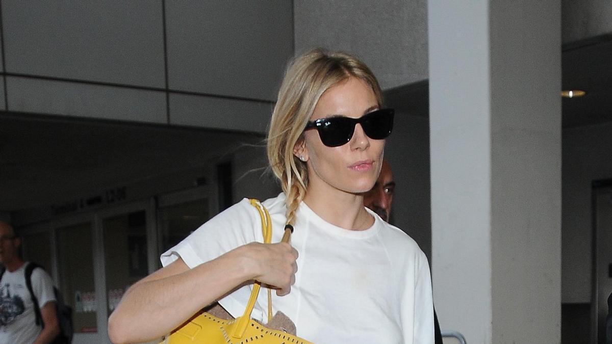 Sienna Miller llegando a Los Angeles con un bolso amarillo