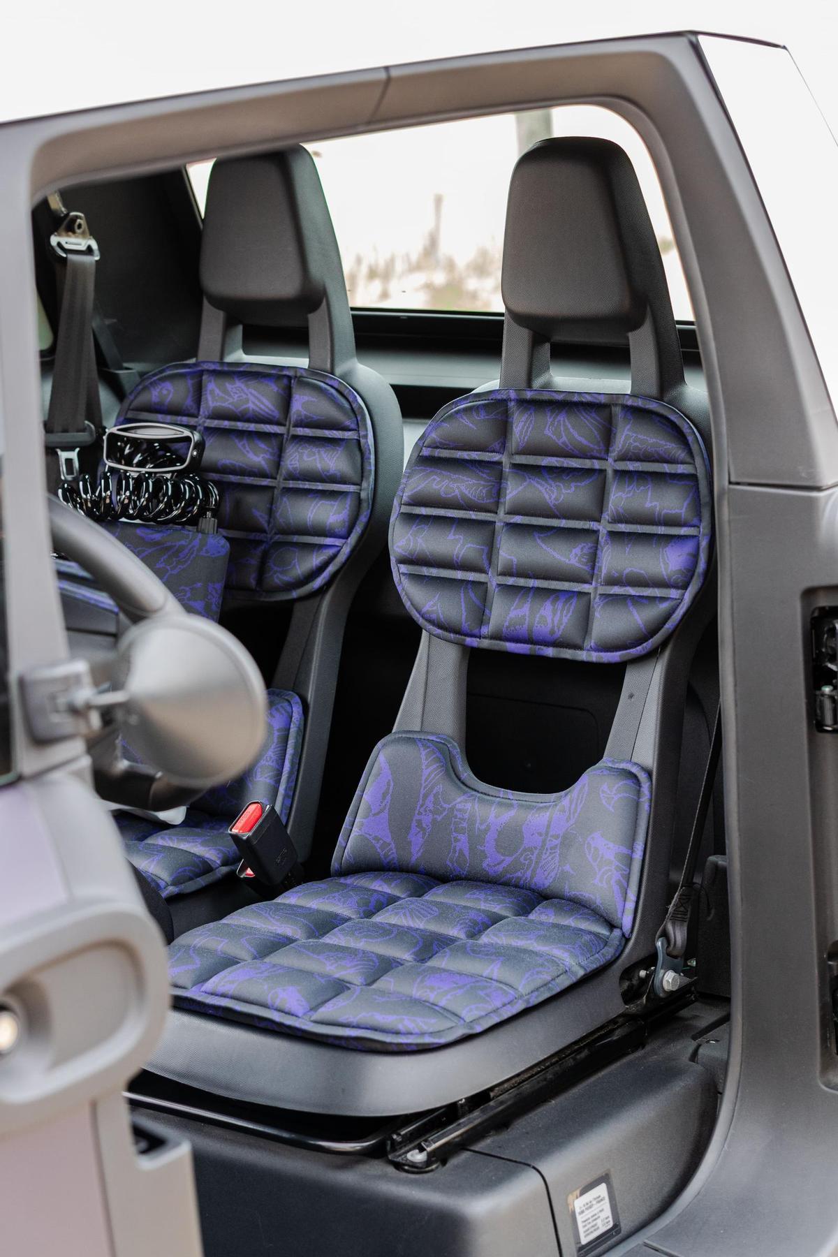 En el interior, hay alfombrillas fabricadas a partir del reciclado de antiguos trajes de surf, resistentes al agua y fáciles de mantener. Puedes llevar una riñonera fijada al volante, y hay unos anclajes en el techo y laterales para sujetar la tabla de surf sin ocupar el habitáculo.