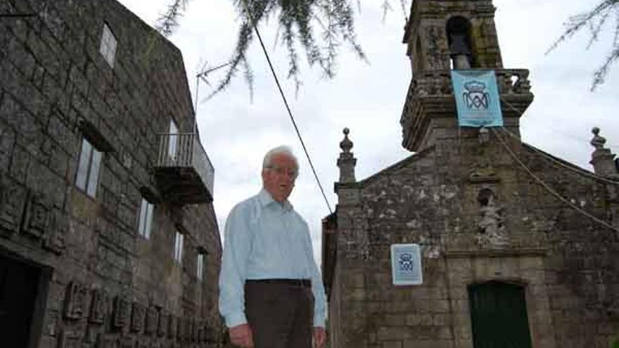 El sacerdote de O Viso, Jaime Gallo Freijanes, ayer, ante la fachada del templo parroquial.  // FdV