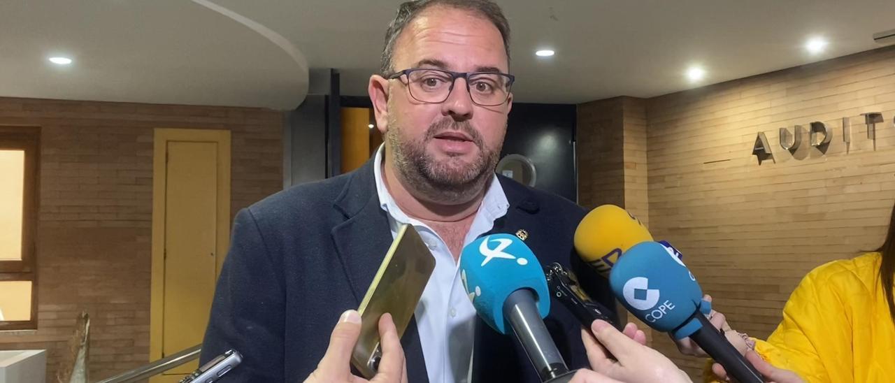 El alcalde de Mérida, Antonio Rodríguez Osuna, atiende a los medios.