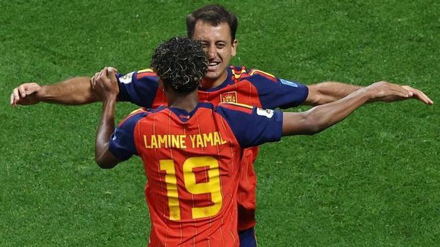 Oyarzabal i Lamine Yamal celebren un gol d’Espanya. | BUDA MENDES / GETTY IMAGES VIA AFP