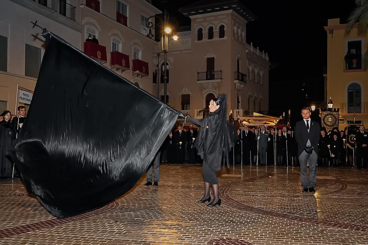 La "Trencà del Guió" pone el broche final al Viernes Santo en Elche