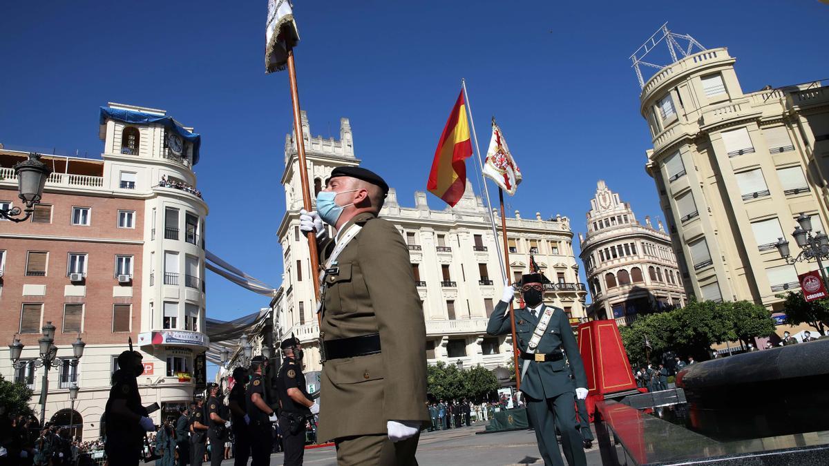 Izado de bandera en Las Tendillas en honor a la patrona de la Guardia Civil