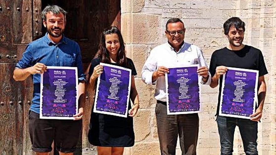 D&#039;esquerra a dreta: Fèlix Beltran, Esther Casado, Josep Lara i Jordi Agustí amb el cartell del festival