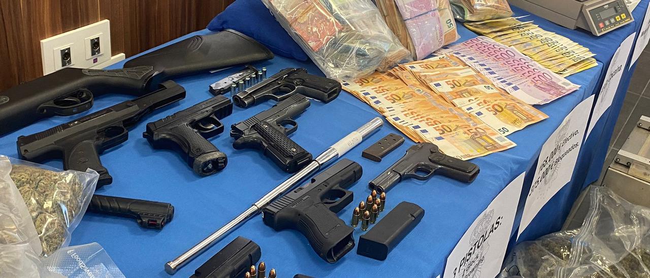 Armas, drogas y dinero intervenidos por la Policía.