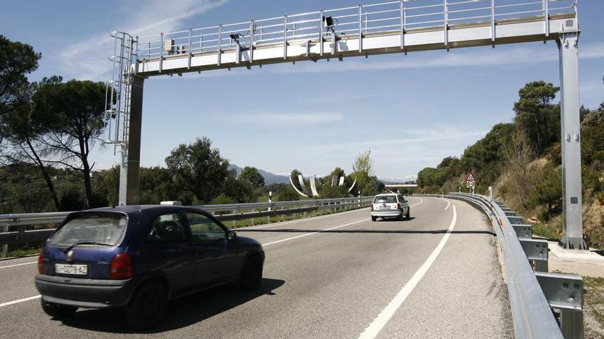 El nou radar per tram instal·lat a la variant de Girona a l&#039;inici del tram dels túnels · Aniol Resclosa