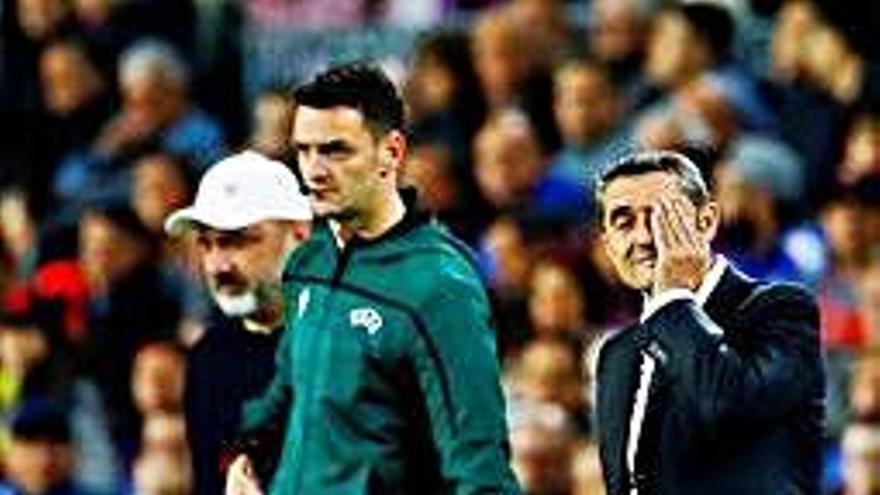 Ernesto Valverde es tapa la cara durant el partit d&#039;ahir, al Camp Nou