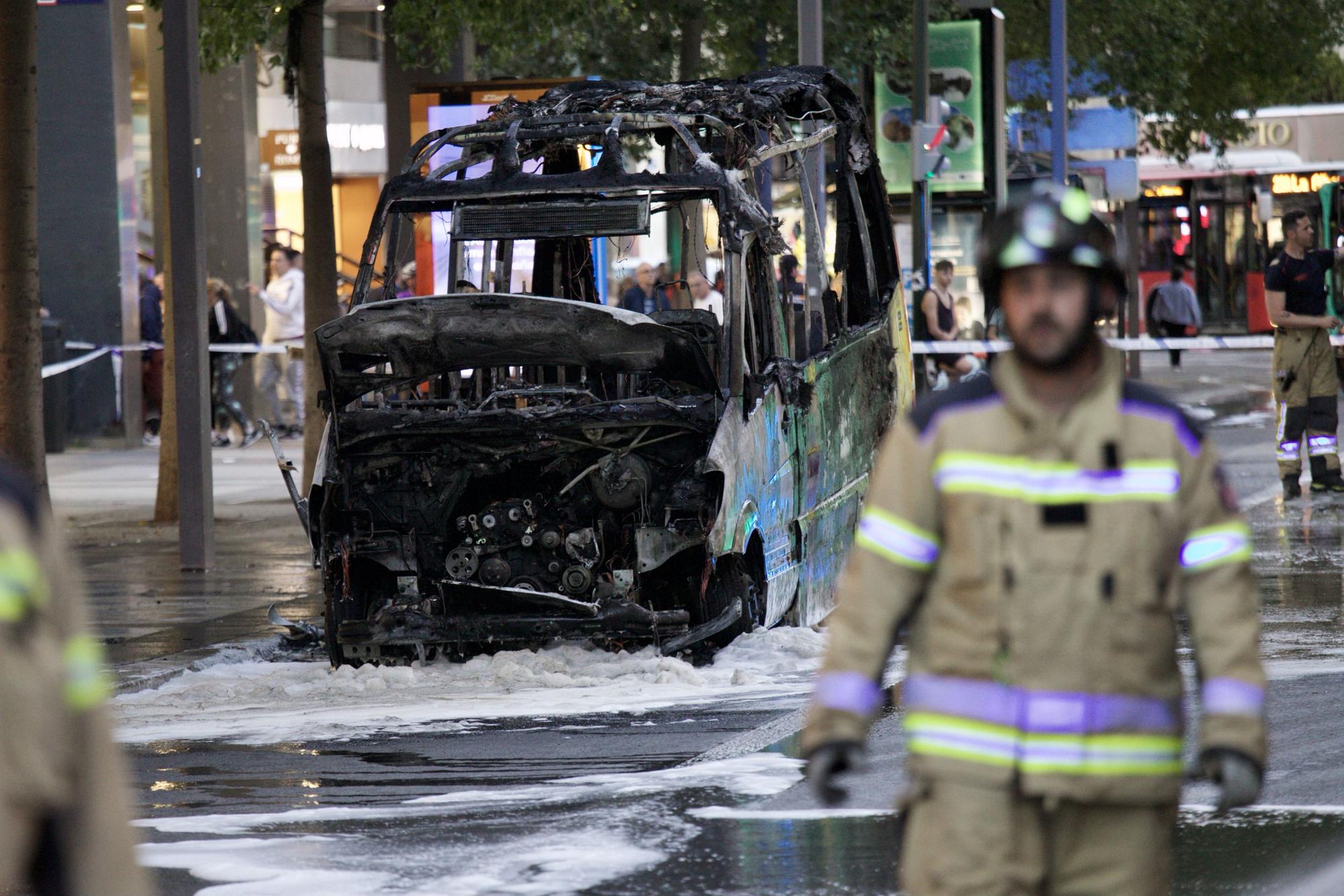 Las imágenes del incendio de un coche en plena Gran Vía de Murcia