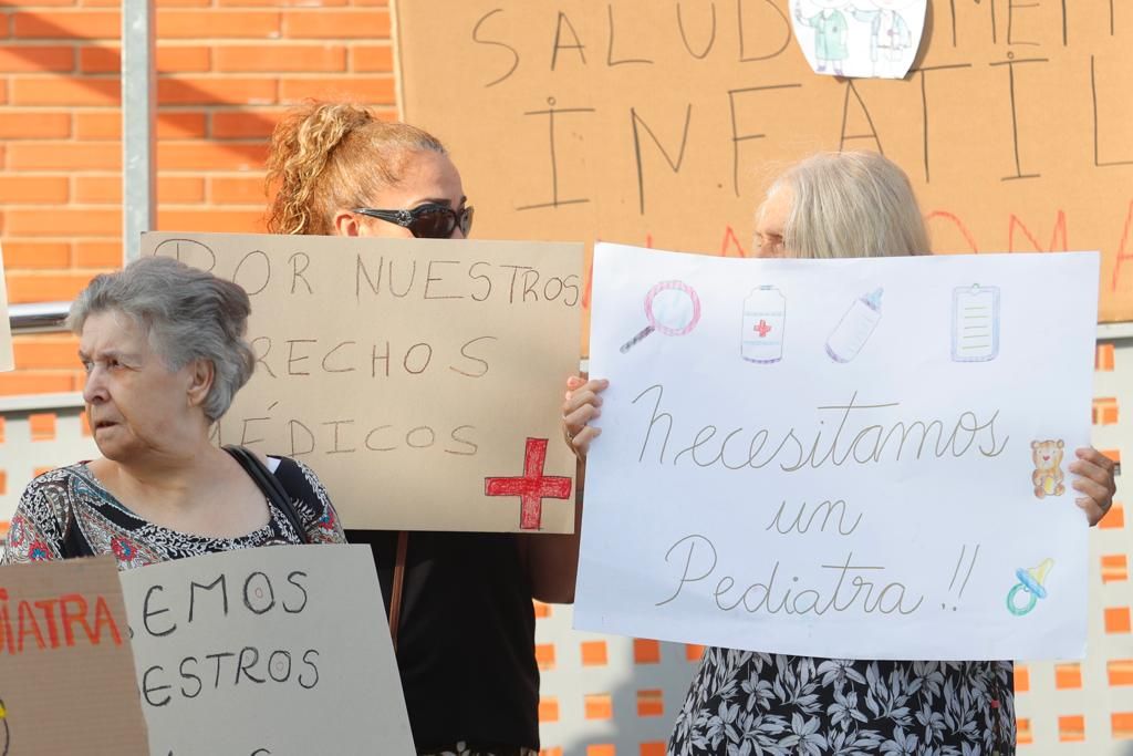 Los vecinos del barrio de La Coma se manifiestan por los servicios médicos inexistentes