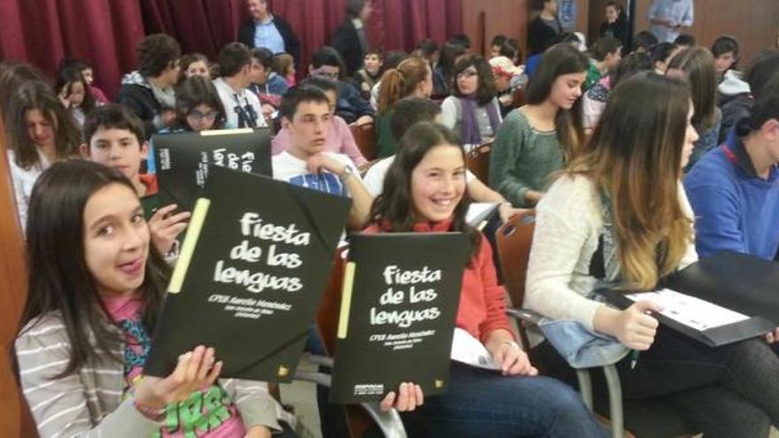 Los alumnos de Ibias disfrutando de su Fiesta de las lenguas.