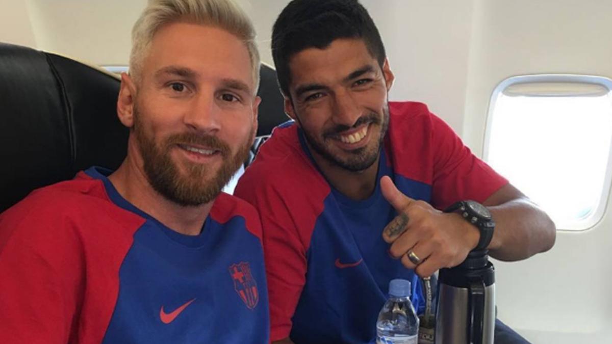 Messi y Suárez, en el avión antes de despegar con destino a Inglaterra