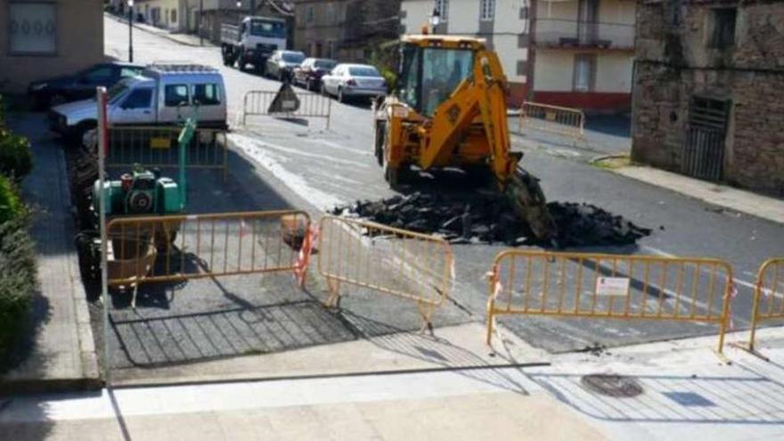 Un instante de los trabajos que se están realizando en la calle.