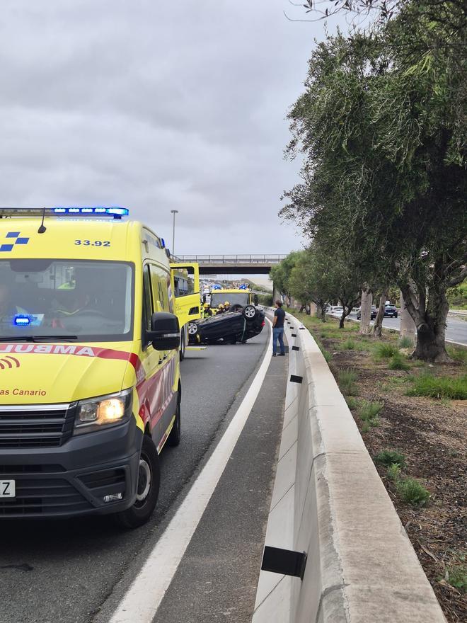 Vuelco de un coche en la GC-1 activa a bomberos y Guardia Civil