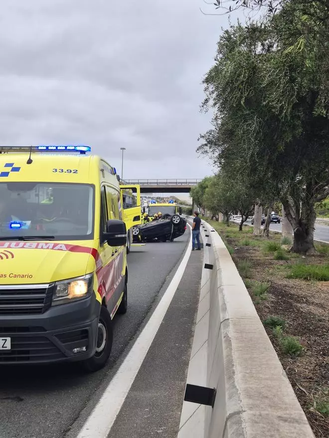Vuelco de un coche en la GC-1 activa a bomberos y Guardia Civil