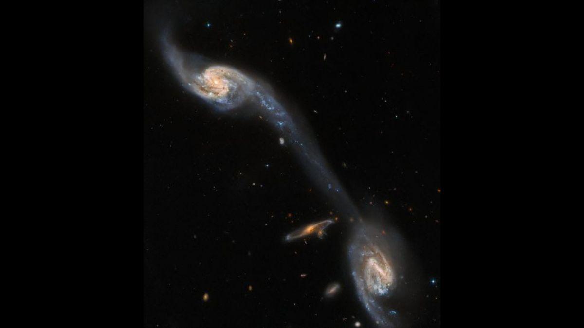 El Telescopio Espacial Hubble observó dos galaxias unidas por una cola de marea en Arp 248, también conocido como el Triplete de Wild.