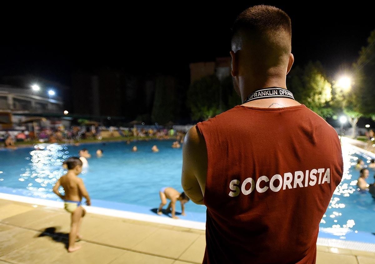 Sesión nocturna en la piscina de la Fuensanta