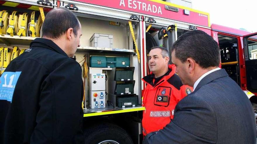 Faílde, en el centro, en la recepción de un camión para Emerxencias, en 2016. // Bernabé/Cris M.V.