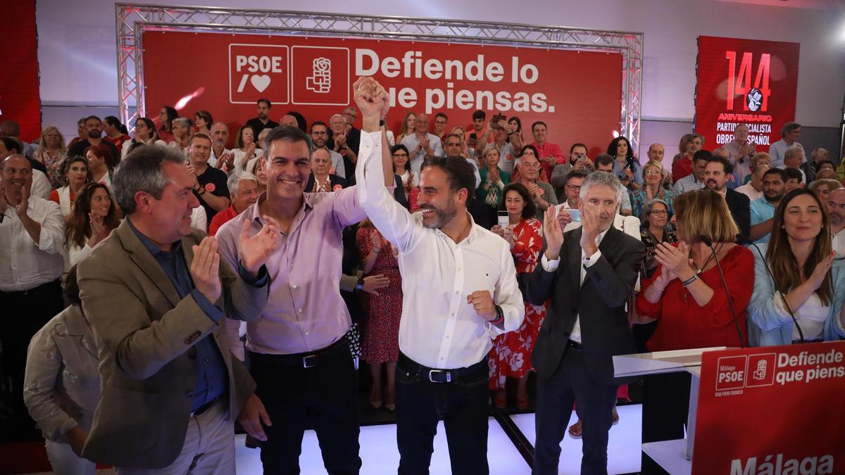 Pedro Sánchez, en el hotel NH de Málaga acompañado por Juan Espadas, Dani Pérez y otros dirigentes socialistas en un mitin del año pasado.