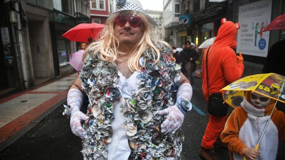 La calle de la Torre se llena esta martes de divertidos disfraces con la fiesta más destacada del carnaval coruñés que marca la recta final a seis días de humor irreverente.