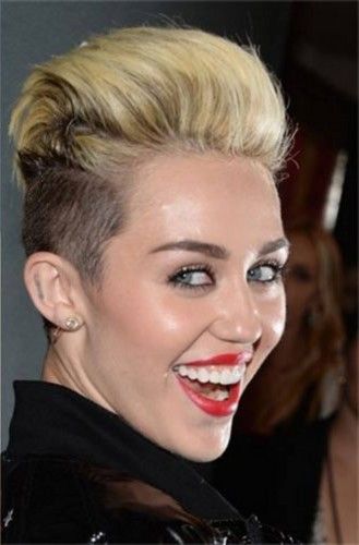 Miley Cyrus arriesga con el pelo corto y un llamativo tupé.