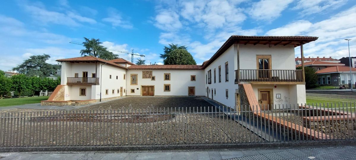 Palacio de los marqueses de Santa Cruz, en Pola de Siero.