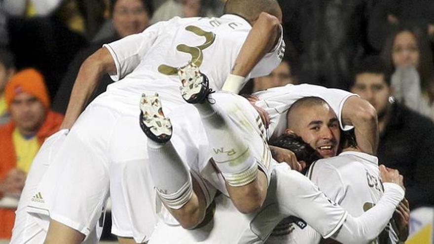 Los jugadores del Madrid celebran el primer gol de Benzema.