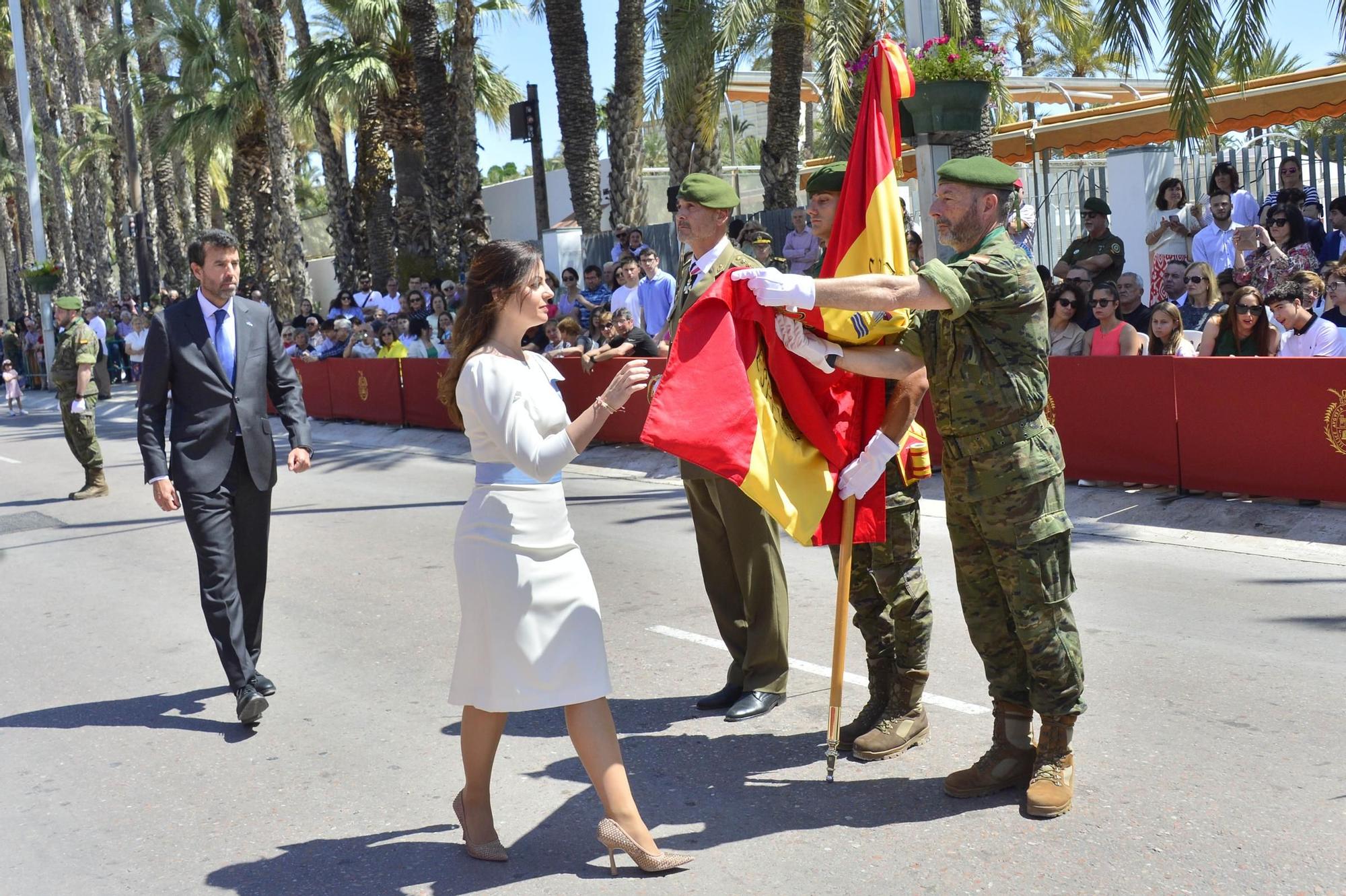 Más de 430 civiles juran la bandera en Elche