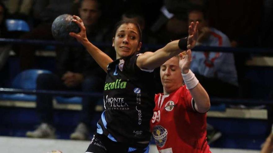 Estela Doiro arma el brazo para lanzar durante el partido de ayer. // Ricardo Grobas