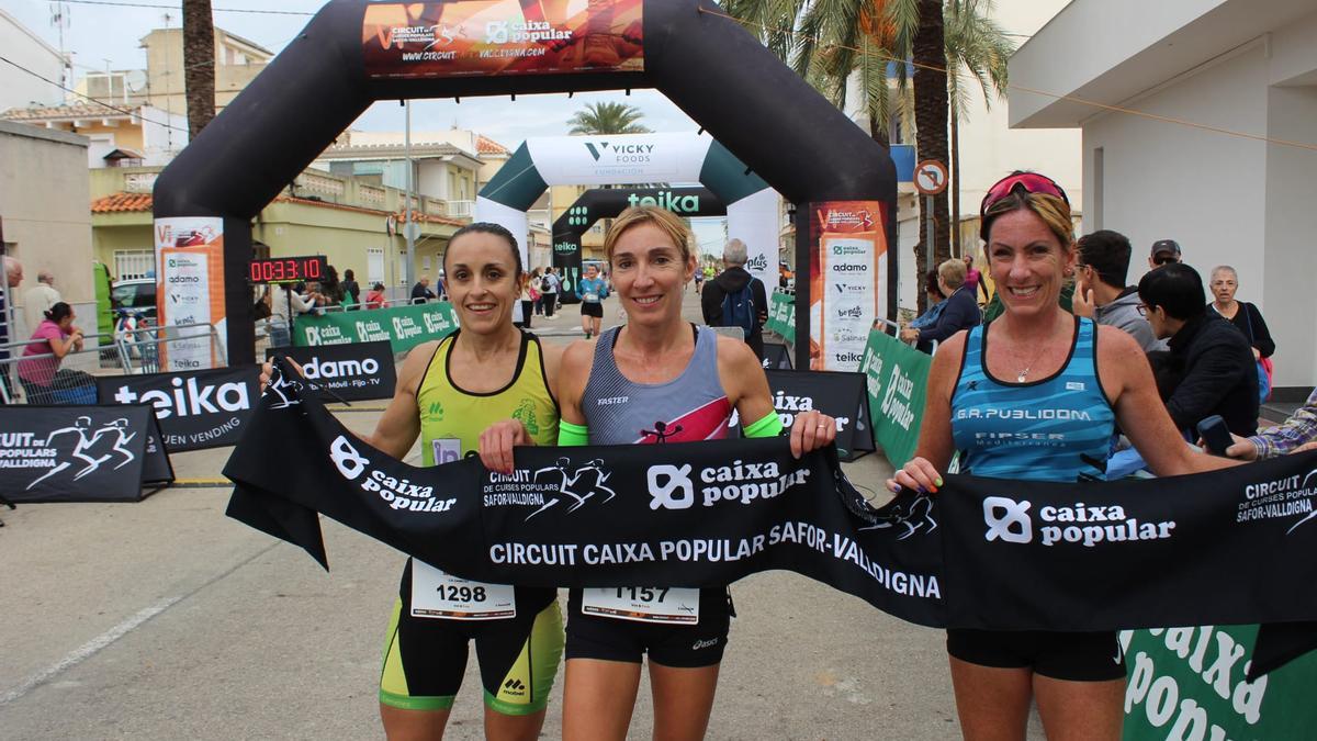 El podio femenino con Isabel Ferrer en el centro tras ganar su octava carrera de once en el Circuit