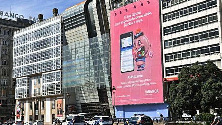 Edificio del cine Avenida, a la derecha, junto a la sede de Afundación en el Cantón Grande.