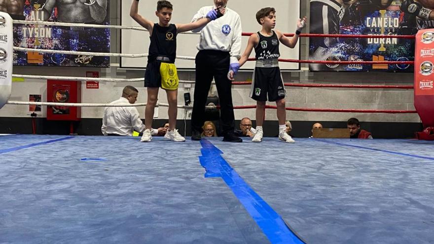 Dchauri celebra su triunfo en el Campeonato Galego de boxeo.