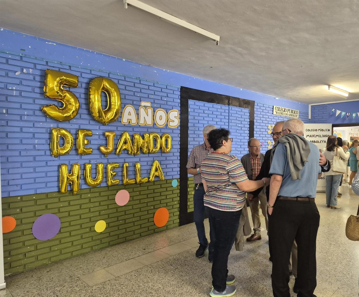 El hall, decorado para el acto centro de la celebración de los 50 años.