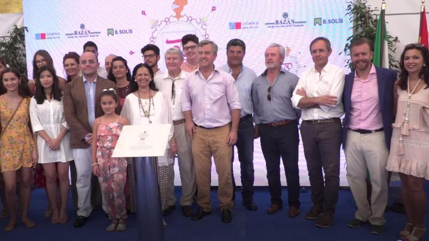 El matrimonio Eller, en el centro, con el alcalde de Estepona, José María García Urbano, durante la foto de familia de la primera piedra del hotel.