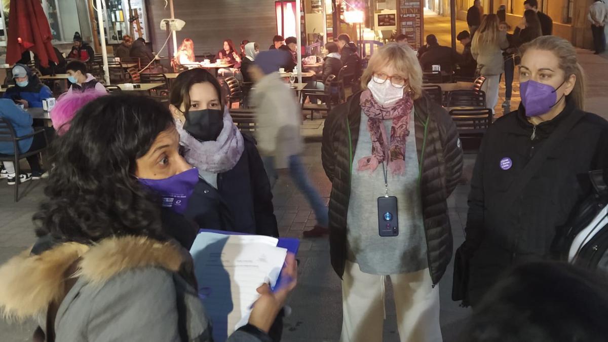 Un grup de dones explora alguns carrers de Palafrugell per detectar punts que generen inseguretat