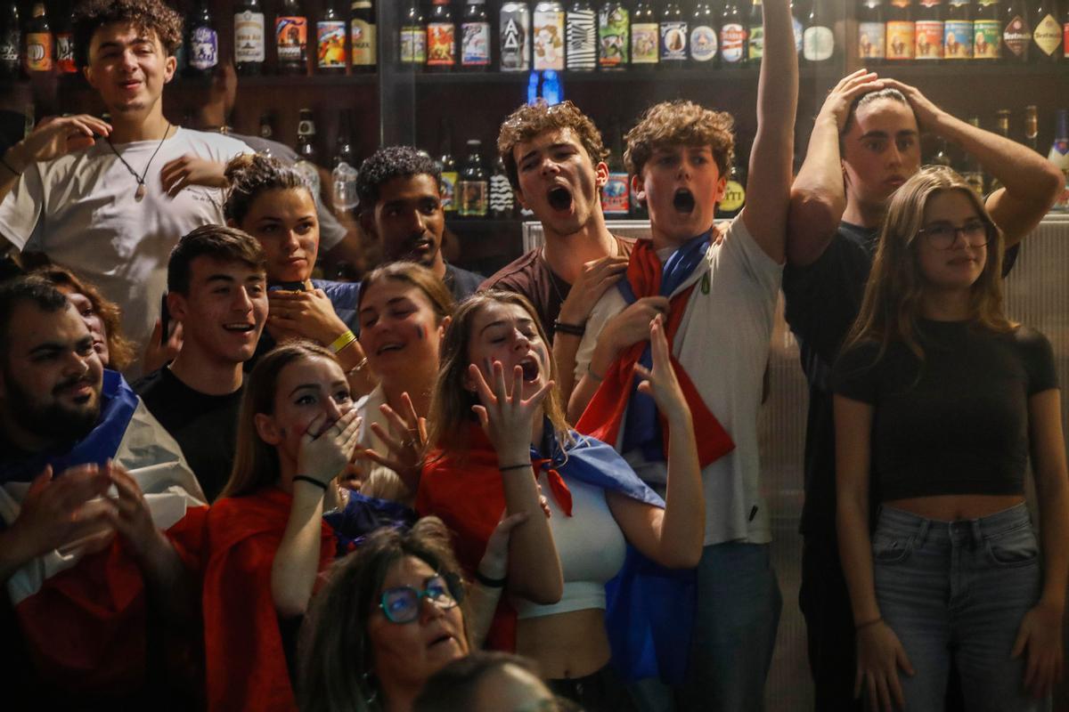 Aficionados franceses en València tras la derrota de su selección