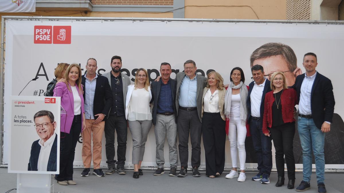Alcaldes, alcaldesas, candidatas y candidatos del PSPV de Camp de Túria junto a Ximo Puig.