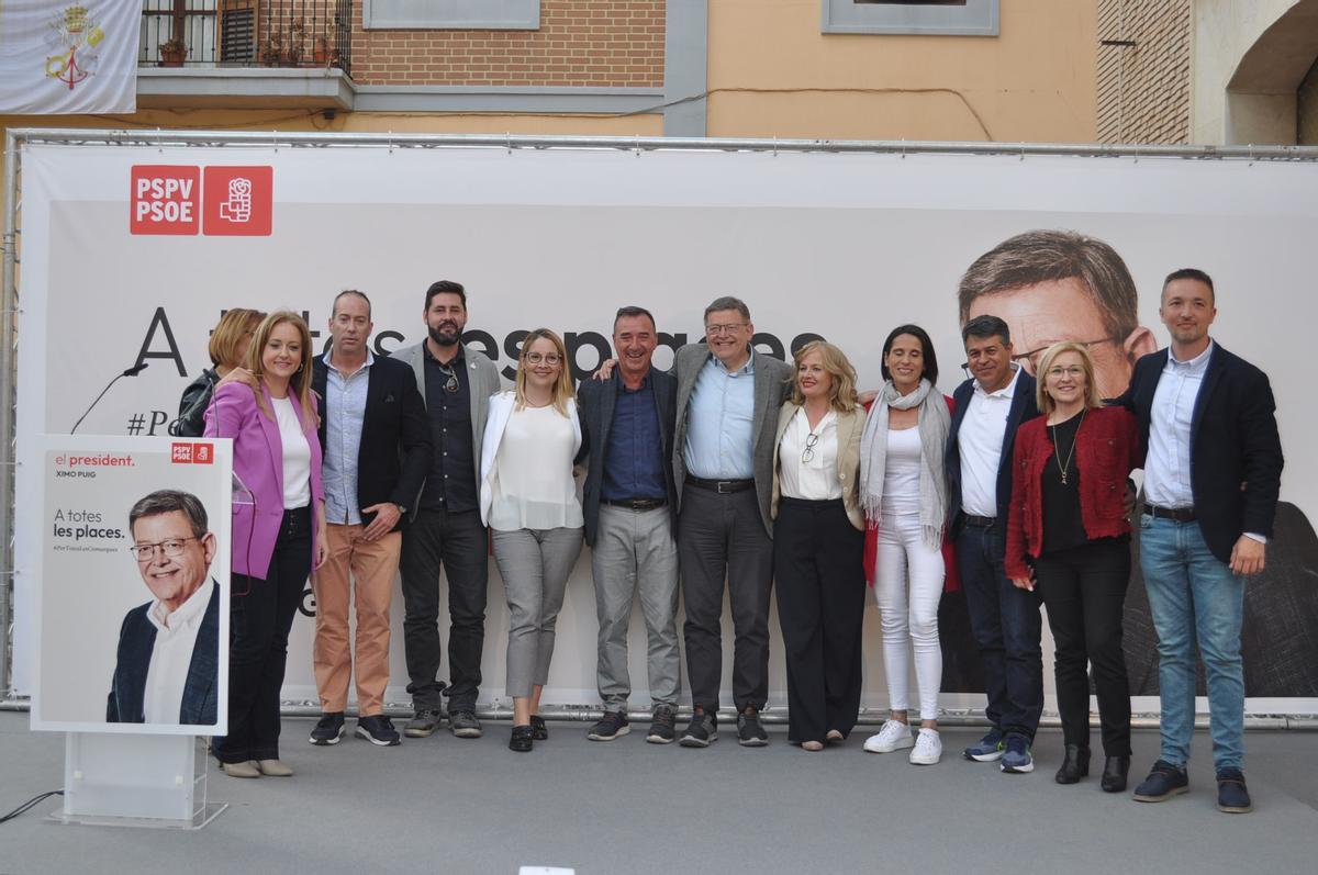 Alcaldes, alcaldesas, candidatas y candidatos del PSPV de Camp de Túria junto a Ximo Puig.