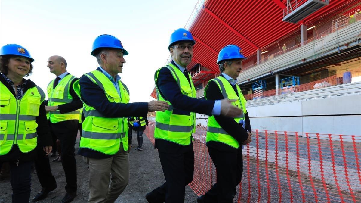 Visita a las obras del nuevo Miniestadi Johan Cruyff en Sant Joan Despi con  Josep Maria Bartomeu presidente del Barca, la hija de Johan Cruyff, Susila Cruyff y Antoni Poveda, alcalde de Sant Joan Despi.