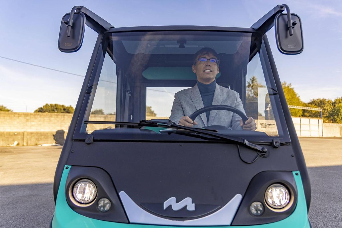Gustavo García conduciendo un vehículo Neno de Castrosúa